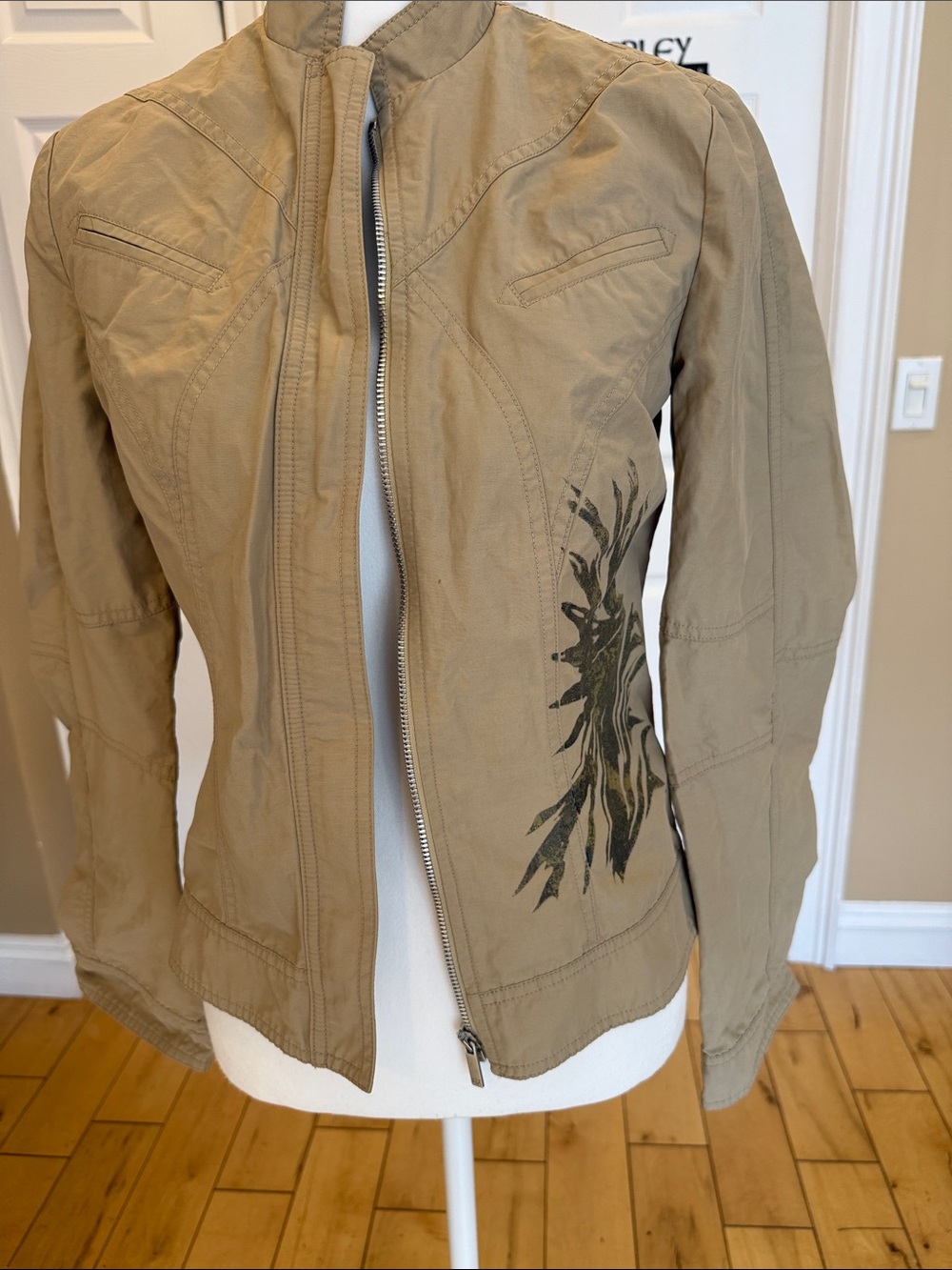 Armani exchange Zip-Front Jacket with Side Floral Print. Stand-up collar.